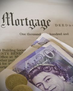 Liczba przyznanych kredytów hipotecznych w UK drastycznie zmalała…